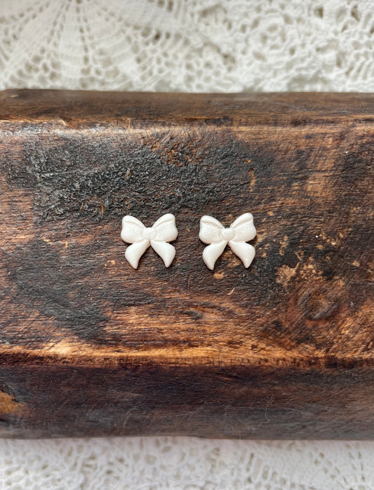 Bow studs pearl